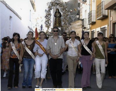 Fiestas de 2005. Reina y Damas acompañando al Santo Niño hacia el tradicional Ofertorio de la Plaza
