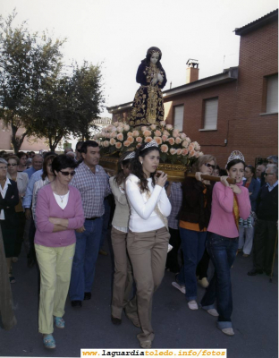 Fiestas de 2005. Reina y Damas portando en andas al Santo Niño camino de la Ermita. 27 de septiembre de 2005
