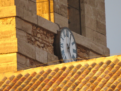 El reloj posterior
El reloj posterior de la torre al atardecer visto desde la Plaza del Pilar
