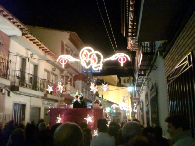 SS.MM. los Reyes Magos de Oriente camino de la Iglesia. 5-1-2011
