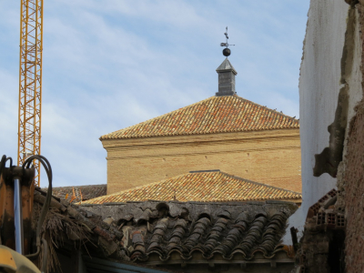 Los tejados nuevos de la Iglesia y los viejos de una casa en demolición vistos desde la Plaza del Pilar
Palabras clave: tejados iglesia