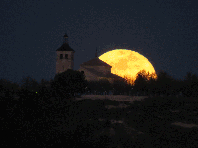 La Iglesia y la luna llena el Sábado Santo de 2015
