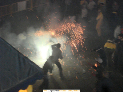 28 de Septiembre de 2007. Los toros de fuego
Si quieres ver más fotos y videos relacionados con los toros de fuego, pincha aquí
[url=http://laguardiatoledo.info/fotos/thumbnails.php?album=search&type=full&search=toros+de+fuego][color=navy][i][b]Fotos y Videos de toros de fuego en la web[/b][/i][/color][/url].[/b]
[url=http://www.laguardiatoledo.info/guardiapedia/Los_toros_de_fuego_en_las_fiestas][color=navy][i][b]Los toros de fuego en la Guardiapedia[/b][/i][/color][/url].[/b]
