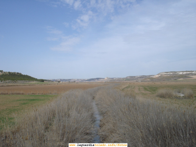 6 de Abril de 2008. El valle del Cedrón desde el Puente de Piedra
Aprovechando que hago una visita a los parajes por los cuales transcurre la joya cinematográfica "Dulcinea", muchas de cuyas escenas están grabadas en la zona de Barrancondo, tomo esta instantánea del valle del Cedrón desde el Puente Piedra. Podéis ver al fondo el cerro de las Maricas. Pronto veréis imágenes de dicha película
