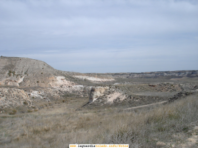 6 de Abril de 2008. Foto de los cerros aledaños a la Cuesta de Barrancondo
Dentro de poco veremos una secuencia buenísima de la película "Dulcinea" grabada en esta cuesta en la que se ven estos cerros

