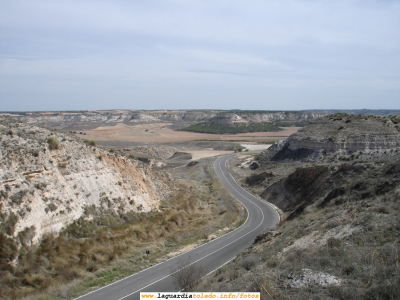 6 de Abril de 2008. Foto de la Cuesta de Barrancondo desde arriba
Como se ve, ahora se encuentra asfaltado el camino hasta el puente Piedra. Dentro de poco veremos una secuencia buenísima de la película "Dulcinea" grabada en esta cuesta.
