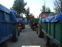 06_10_07_tractores_en_procesion_en_la_cooperativa.JPG
