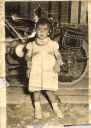 lgt_rosaleda_foto_nina_con_moto_detras_1.jpg