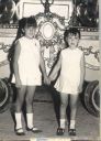 lgt_rosaleda_ninas_posando_en_carroza_1.jpg