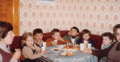 Abril 1979 cumpeaños con amigos y familia
Celebrando mi 5º cumpleaños con los amiguitos. De Izda. a dcha. Isi Novillo (mi tia), Cristina Espinosa (mi prima), Jesús Pelaez (Chus), Carlitos García (Carlitos Rodrigo), Vicente Miguez (Tito), Piedad Minguez (mi hermana), Marta García (hermana de Carlitos) y Fernanda del Castillo (mi abuela).
Palabras clave: cumpleaños