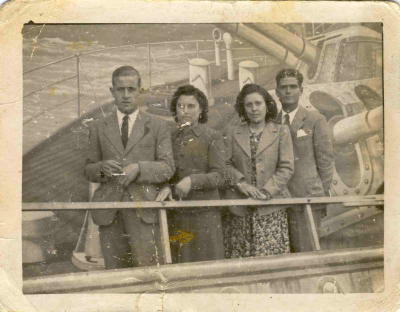 Juan Novillo, Fernanda del Castillo, Ines Hernandez y Jesus Tinín
Quien iba a decir a estas dos parejas de amigos que 60 años despues los hijos de sus hijos formarían pareja tambien
