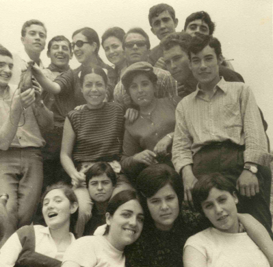 Pandilla de amigos y amigas
En el centro Luci y Anita Novillo, Jose Maria Potenciano (Bigote o el del Belén), Santiago el Buco y otros...... Conseguiremos los nombres de todos.
