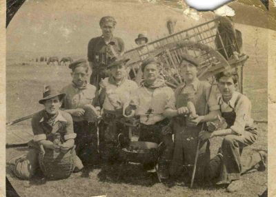 arrieros de merienda
Entorno a una sarten con un guiso entonaban canciones y acompañaban con vino las risas y la amistad.
