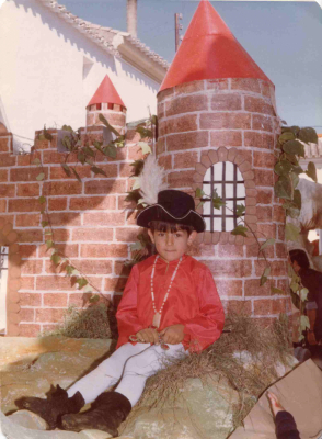 El pequeño principe
Esta carroza tenía un inmenso dragon de color verde, que echaba humo por sus fosas nasales, me gustaría que alguien nos enviara una foto en la que se pudiera ver el dragon.
