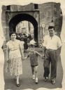 jean avec papa et maman.jpg