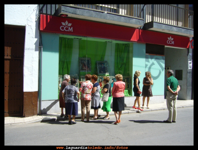 Cuadros en la CCM. Fiestas 2012
Tras la primera misa de domingo con el Santo Niño en el pueblo, la gente se acerca a ver a la Reina, Mantenedor y Damas para las Fiestas 2012.
Palabras clave: cuadros caja
