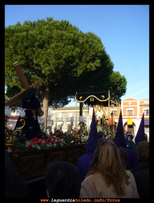 Procesión de la "Arrodillá" del Viernes Santo 2010
Encuentro de Jesús Nazareno con la Virgen de la Soledad en una de las primeras estaciones del Via Crucis. El encuentro tiene lugar en la Plaza Mayor.
