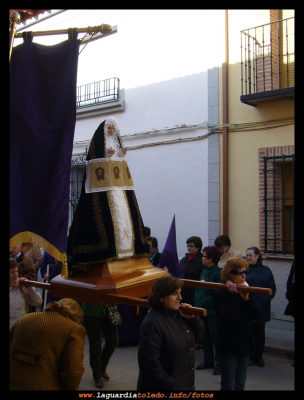 Procesión de la "Arrodillá" del Viernes Santo 2010
Encuentro de Jesús Nazareno con la Verónica. En este momento se descubre el sudario con las tres caras de Cristo, simbolizando su encuentro que ocurrió en la vía dolorosa.
