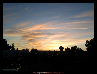 Atardecer en el cementerio Día de los Santos 2009
Cae la tarde, nosotros nos vamos...y los recuerdos con nosotros.
Palabras clave: los santos 2009 cementerio
