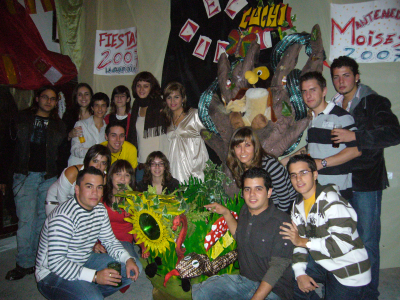 "El Cuchi"
Estos somos nostotros, El Cuchi,  y nuestro carro de este año. Ganamos el 3er premio
Palabras clave: carro cuchi