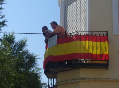 El cazador cazado II
Desde su balcón Juan Fernando Novillo (piccolo en la web) y Tito, cazados tambien haciendo fotos en estas fiestas ¡También un gran trabajo!
