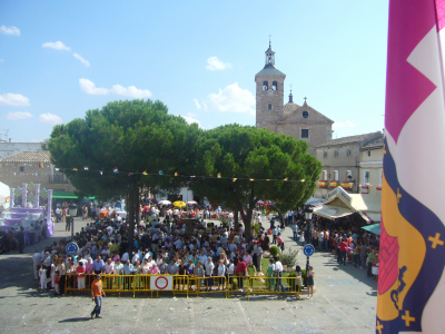 La bandera y su pueblo
La Guardia, con la Iglesia, su bandera y su plaza llena de gente en fiestas
