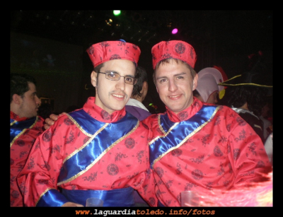 Chinos
Fernando y Jesús, de la comparsa "Cuchitown" ganadora del primer premio en el concurso de baile del pabellón, 28-2-2009.
Además integrantes de la junta directiva de la asociación cultural Proyecto Tupi.

Palabras clave: jesus fernando carnavales