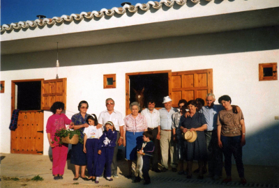 De caldereta en el "Pimedio", año 1988 (2)
De izquierda a derecha: Paqui Hernández, Rosario Pedraza, Carolina del Castillo, Benigno Pedraza, Mercedes Cabiedas, Inés Hernández, Vicente "el tranquilo", Felix Hernández, Felipa Pedraza, Ángeles Dones, Guillermina Mora, Pablo Hernández y Polo Hernández.
