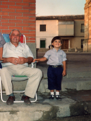 "El abuelo Félix"
Los abuelos son un tesoro. Aunque ya no estén entre nosotros les recordamos durante toda la vida. De pequeños nos acompañan y nos cuentan hisotorias y de mayores las revivimos y las aplicamos en nuestros mejores momentos.
En su habitual lugar, donde todos le recordamos, Félix Hernández con su nieto, yo mismo, Fernando Navarro Hernández. (Agosto 1991)
