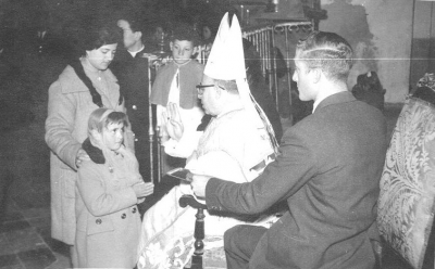 Confirmación de Charo en 1964
Los personajes son: Rosario Hernandez (confirmando) y su madrina Angelita Cabiedas. El cardenal es Enrique Pla y Deniel y el acólito es Ramon (el del teléfono)
