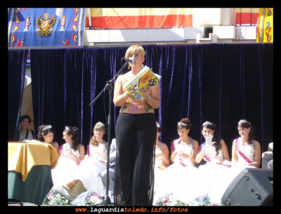 Coronación Reina y Damas día 24
María Rosa presentando el desfile de carrozas y la coronación, como de costumbre. Al fondo la reina y damas entrantes.

