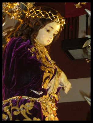 "Eres el dulce consuelo del que a ti viene a implorar"
Detalle del Santo Niño en su procesión del día 26/9/09 por las calles de nuestro pueblo
Palabras clave: santo niño procesion 26 2009