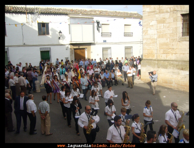 LLegada de la Reina a la iglesia
Acompañadas de la banda el día 26.
FIESTAS, CELEBRACIONES Y TRADICIONES: fiestas patronales 2009

