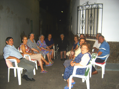 "El Fresco"
Con la llegada del verano, las calles se llenan de gente que salen a hablar y pasar un buen rato...lo que se dice "salir al fresco". Aquí vemos a los vecinos de la calle Infantas y la calle Norte.
Palabras clave: el fresco