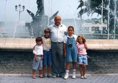 Recuerdos
Como cada año...la navidad llega. Con ella vienen los villancicos, la lotería, los regalos, el turrón...pero también llegan los recuerdos. Cuando creces te vienen a la mente muchos momentos de cuando eras solamente un niño...y a mí en concreto, de aquellas navividades junto a "el abuelo".
En la foto, Félix Hernández y sus cuatro nietos: Fernando, Rubén, Elena y Miriam
