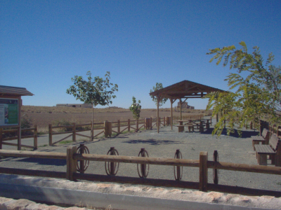 Merendero de La Ruta de Don Quijote
Ésta es la parada más cercana a la Guardia de la ruta de Don Quijote. Se encuentra a 7 km de la Guardia en la carretera de Huerta y en término de Dos Barrios, pasando el cerro de la Atalaya y frene al castillo de Monreal.
En este lugar hay un merendero, y como se muestra en la foto, aparcamiento de bicicletas y caballos, incluyendo su abrevadero
