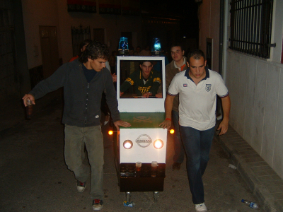 La Guardia Civil Tropicalera
Y ahí van, los chicos del Tropical House, dirección a la Plaza Mayor con su "carrito" de la Guardia Civil, dispuestos a no dejar de bailar.
Palabras clave: fiestas carritos fiestas carritos botellón