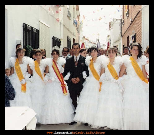 Reina, damas y mantenedor de las Fiestas de 1991
Isa, la reina de las fiestas de 1991, acompañada por su mantenedor y damas: Maite, Gema, Isa, Esther y Eva (de izquierda a derecha)
Palabras clave: Fiestas 1991