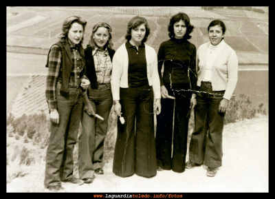 1977. Mari, Conchi, Mari, Angelita y Carmen
Palabras clave: Amigas
