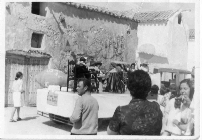 Carroza de Cervantes
Creo que son las carrozas de las fiestas de 1972, a ver si alguien me lo puede asegurar. Es el momento de salida desde la plazuela de los Cabezas. De frente la fachada de lo que es ahora el médico ("el peruano").
