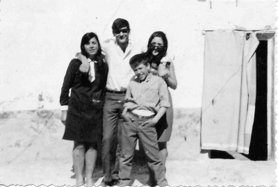 Foto de Familia
Esta foto se la regalo a José Mª, además de porque está muy guapo posando con esa camisa anudada, porque supongo le hará mucha ilusión recordar este patio de la casa de la calle La Pernalera. Concretamente está hecha en la puerta de la cocinilla. Agradezco a Maribel que me haya pasado esta foto. Jose espero tu comentario.
