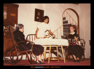 Obra de teatro: "¡Qué solo me dejas!", 1977
Teatro de la obra de Antonio Paso ¡Qué sólo me dejas!. Representada en la "portá" de Doloroso Sainz, en 1977. En escena Isi, Pilar y Rafi (que hacía de Doña Violeta)
Palabras clave: Obra de teatro ¡Qué solo me dejas!