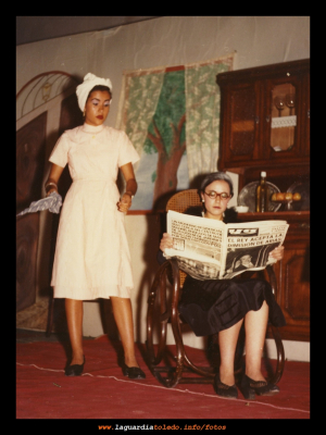 Representación teatral: "¡Qué solo me dejas!" 1977
Teatro de la obra de Antonio Paso ¡Qué sólo me dejas!. Representada en la "portá" de Doloroso Sainz, en 1977. En escena Pilar e Isi.
Palabras clave: Obra de teatro ¡Qué solo me dejas!