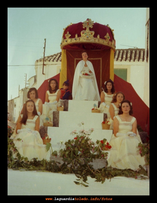 Carroza de la Reina y las damas de 1975
Reina y Damas 1975: Maripuri, Merce, Conchi Martínez, Pili, Conchi Huete, Isi Mascaraque y la hija de Jesús Valero
Palabras clave: Fiestas Patronales 1975