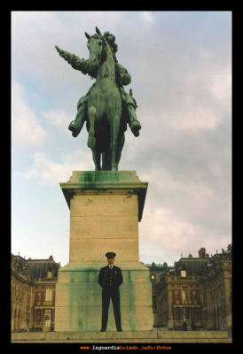 Federico el francés
Bertolocci Frédèric, Federico "el francés", para los amigos, que son muchísimos los que tiene en La Guardia. En esta foto, de 1994, es lo último que sé de su vida, haciendo carrera militar. La última vez que veraneó en La Guardia fue el año que se casó con Caroline. Si nos ves, Fede, escríbenos, que nos acordamos mucho de ti y de tu hermano Marcelo.
Palabras clave: Bertolocci Frédèric
