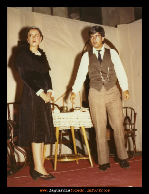 "¡Qué solo me dejas!" 1977
Teatro de la obra de Antonio Paso ¡Qué sólo me dejas!. Representada en la "portá" de Doloroso Sainz, en 1977. En escena Isi Mascaraque, como Doña Antonia y Fernando Moya como Tolomeo.
Palabras clave: Obra de teatro ¡Qué solo me dejas!