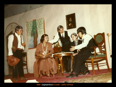 "¡Qué solo me dejas!" 1977
Teatro de la obra de Antonio Paso ¡Qué sólo me dejas!. Representada en la "portá" de Doloroso Sainz, en 1977. En escena Jesús Fernández, Mari Llanos, Benito González, Isi Mascaraque y José Mª Tejero.
Palabras clave: Obra de teatro ¡Qué solo me dejas!