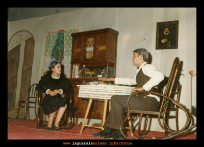 "Qué sólo me dejas" 1977
Teatro de la obra de Antonio Paso ¡Qué sólo me dejas!. Representada en la "portá" de Doloroso Sainz, en 1977. En escena Isi Mascaraque y Cristóbal López.
Palabras clave: Obra de teatro Qué sólo me dejas