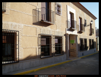 Fachada de la residencia de mayores
Fachada de la residencia de mayores, situada en la villeta. Es gestionada por la Fundación Gerón, que nació hace 10 años gracias al esfuerzo y vocación de unas pocas personas y que hoy cuenta ya con una veintena de residencias por toda España. La más nueva, puesta ya en marcha, ha sido ésta de nuestro pueblo, que ha comenzado a funcionar este verano.
Palabras clave: residencia de mayores geron