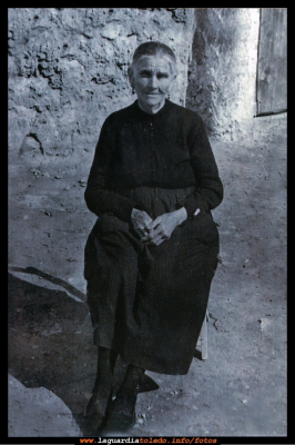 Francisca "La Pachona"
Francisca Jiménez sentada al sol en el corral.
EL CURSO DE LA VIDA: Nuestros mayores
Palabras clave: francisca pachona